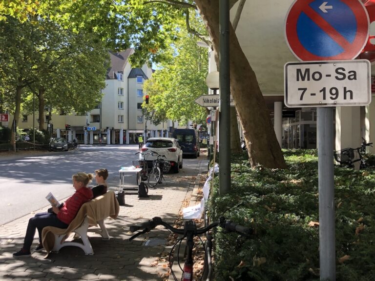 Vertreter von Extinction Rebellion blockieren am Parking Day eine Ladezone