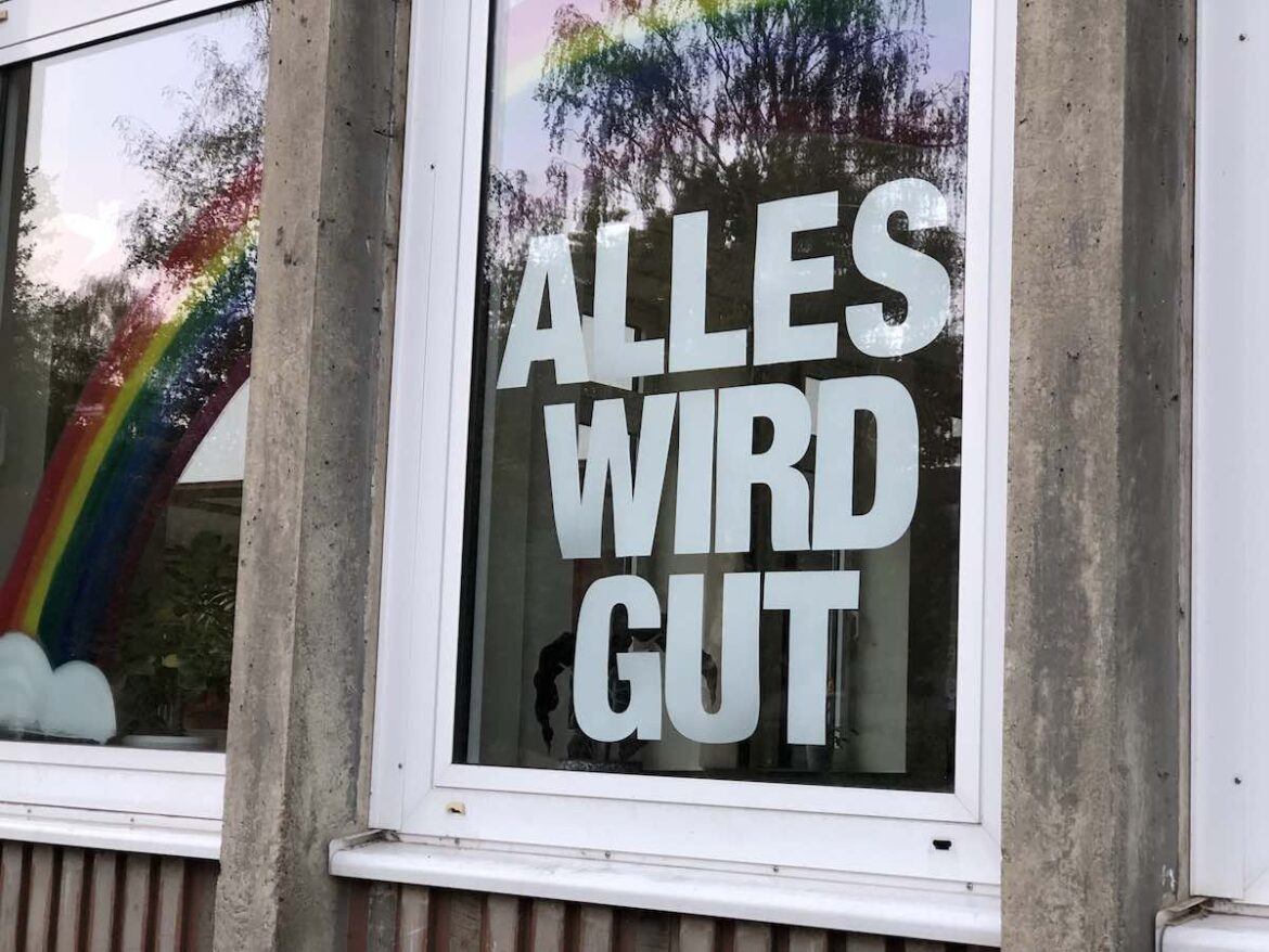 "Alles wird gut" in einem Klassenraumfenster der Heiligenwegschule
