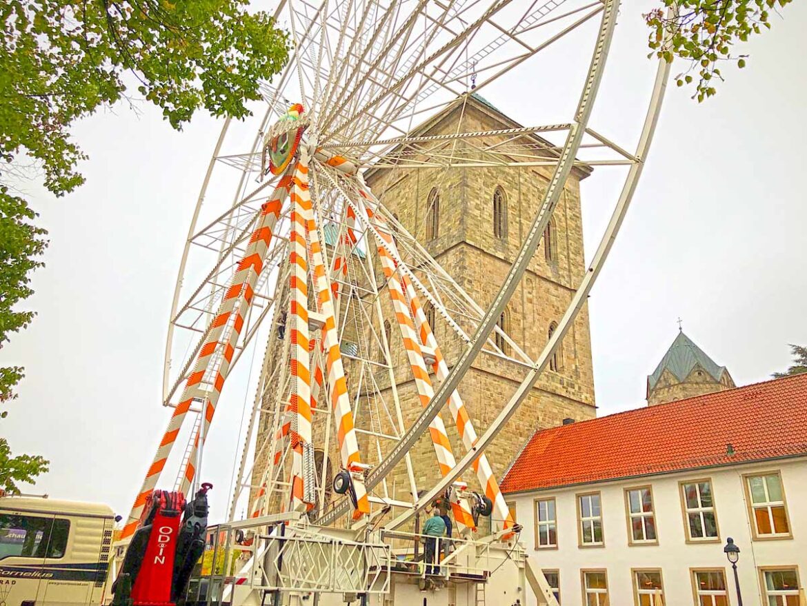 Das 50m hohe Cornelius-Riesenrad vor dem Dom wird aufgebaut