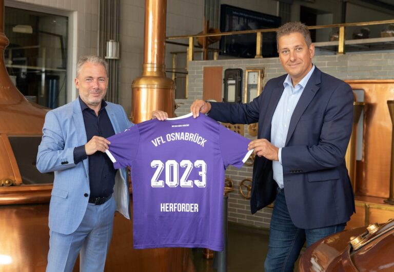 Jürgen Wehlend, Geschäftsführer des VfL Osnabrück (l.) und Frank Funken, Verkaufsdirektor Gastronomie der Warsteiner Gruppe (r.)