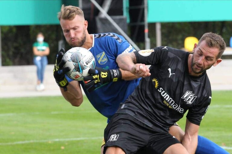Torwart Fabian Landvoigt (SV Todesfelde) setzt sich gegen Marc Heider durch / Foto: imago images / Nordphoto