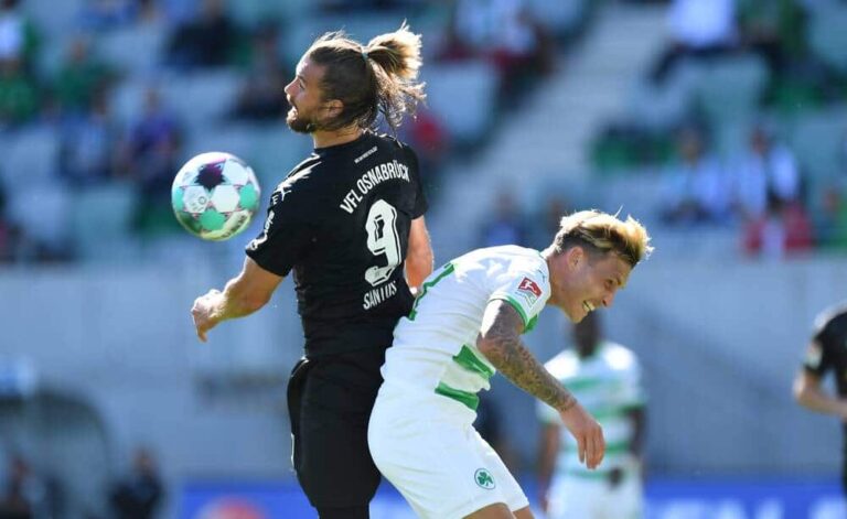 Christian Santos (9, VfL Osnabrück ) im Kopfballduell mit David Raum (22, SpVgg Greuther Fürth ), Foto Images Images, Zink