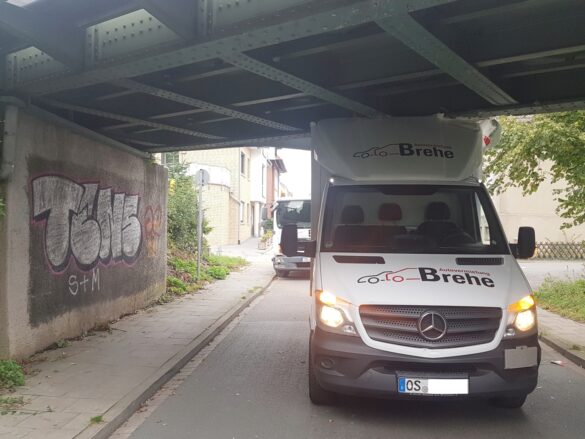 2020-10-14_Unfall-Transporter-Eisenbahnbruecke-Osnabrueck-Schnikel-003 Transporter steckt unter Eisenbahnbrücke in Osnabrück fest