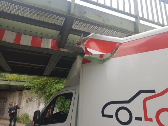 2020-10-14_Unfall-Transporter-Eisenbahnbruecke-Osnabrueck-Schnikel-004 Transporter steckt unter Eisenbahnbrücke in Osnabrück fest