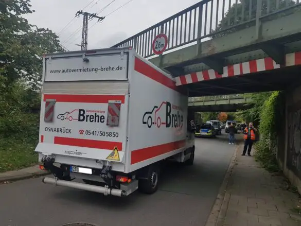 2020-10-14_Unfall-Transporter-Eisenbahnbruecke-Osnabrueck-Schnikel-005 Transporter steckt unter Eisenbahnbrücke in Osnabrück fest