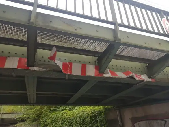 2020-10-14_Unfall-Transporter-Eisenbahnbruecke-Osnabrueck-Schnikel-006 Transporter steckt unter Eisenbahnbrücke in Osnabrück fest