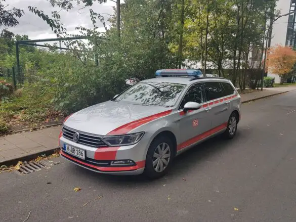 2020-10-14_Unfall-Transporter-Eisenbahnbruecke-Osnabrueck-Schnikel-007 Transporter steckt unter Eisenbahnbrücke in Osnabrück fest