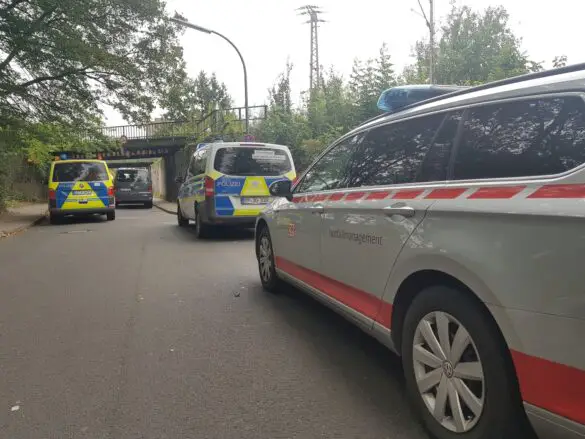 2020-10-14_Unfall-Transporter-Eisenbahnbruecke-Osnabrueck-Schnikel-011 Transporter steckt unter Eisenbahnbrücke in Osnabrück fest