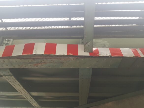 2020-10-14_Unfall-Transporter-Eisenbahnbruecke-Osnabrueck-Schnikel-Altschaden-001 Transporter steckt unter Eisenbahnbrücke in Osnabrück fest