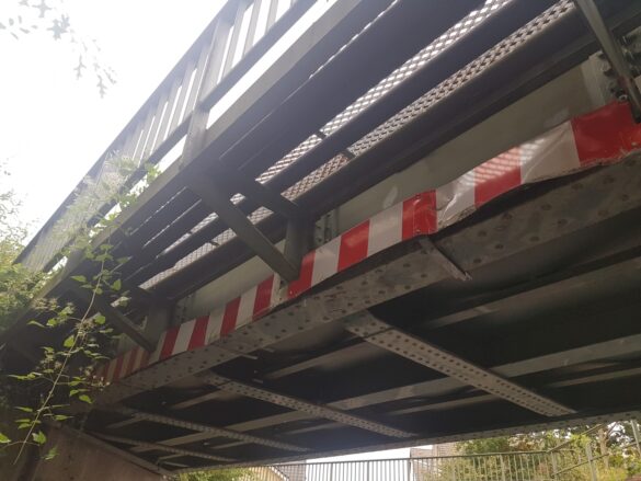 2020-10-14_Unfall-Transporter-Eisenbahnbruecke-Osnabrueck-Schnikel-Altschaden-002 Transporter steckt unter Eisenbahnbrücke in Osnabrück fest