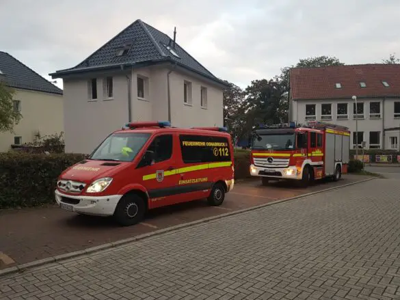 PKW kippt in Osnabrück auf Terrasse