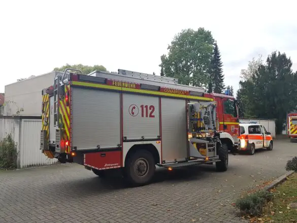 PKW kippt in Osnabrück auf Terrasse