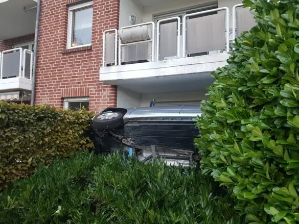 PKW kippt in Osnabrück auf Terrasse