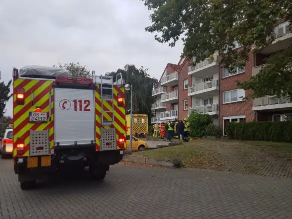PKW kippt in Osnabrück auf Terrasse