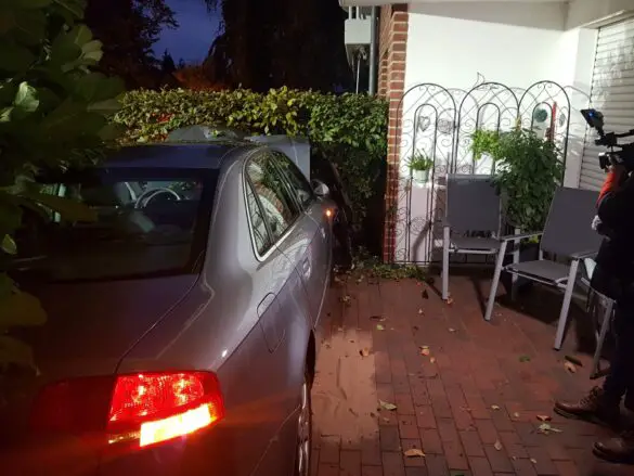 PKW kippt in Osnabrück auf Terrasse