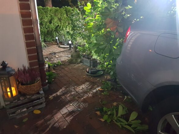 PKW kippt in Osnabrück auf Terrasse