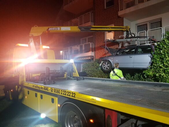 PKW kippt in Osnabrück auf Terrasse