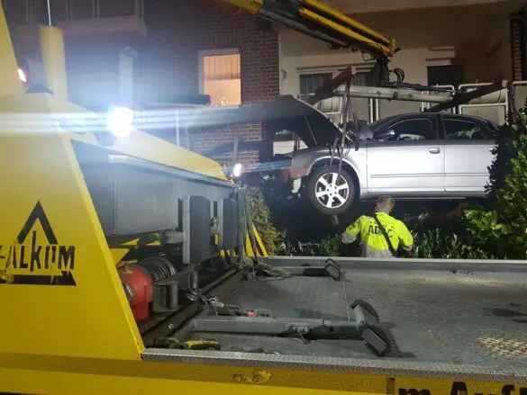 PKW kippt in Osnabrück auf Terrasse