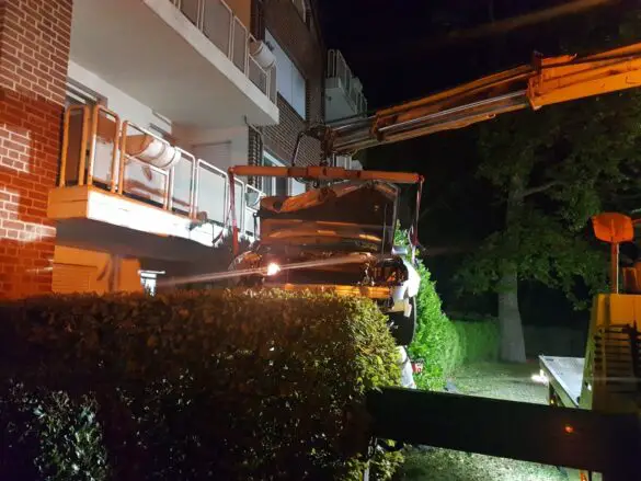 PKW kippt in Osnabrück auf Terrasse