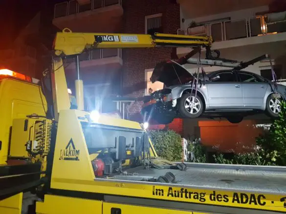 PKW kippt in Osnabrück auf Terrasse