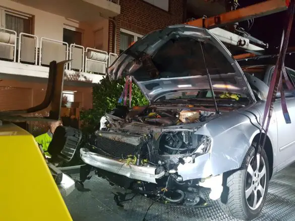 PKW kippt in Osnabrück auf Terrasse