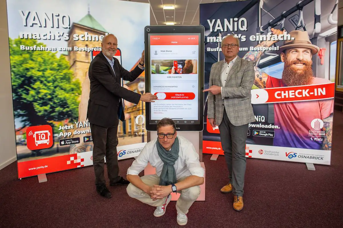 Geben den Startschuss für YANiQ: (hinten v.l.) Stadtwerke-Mobilitätsvorstand Dr. Stephan Rolfes, Werner Linnenbrink (Leiter Mobilitätsangebot) sowie (sitzend) Maik Blome (Leiter Vertrieb Mobilität). Foto: Stadtwerke Osnabrück / Giang To.