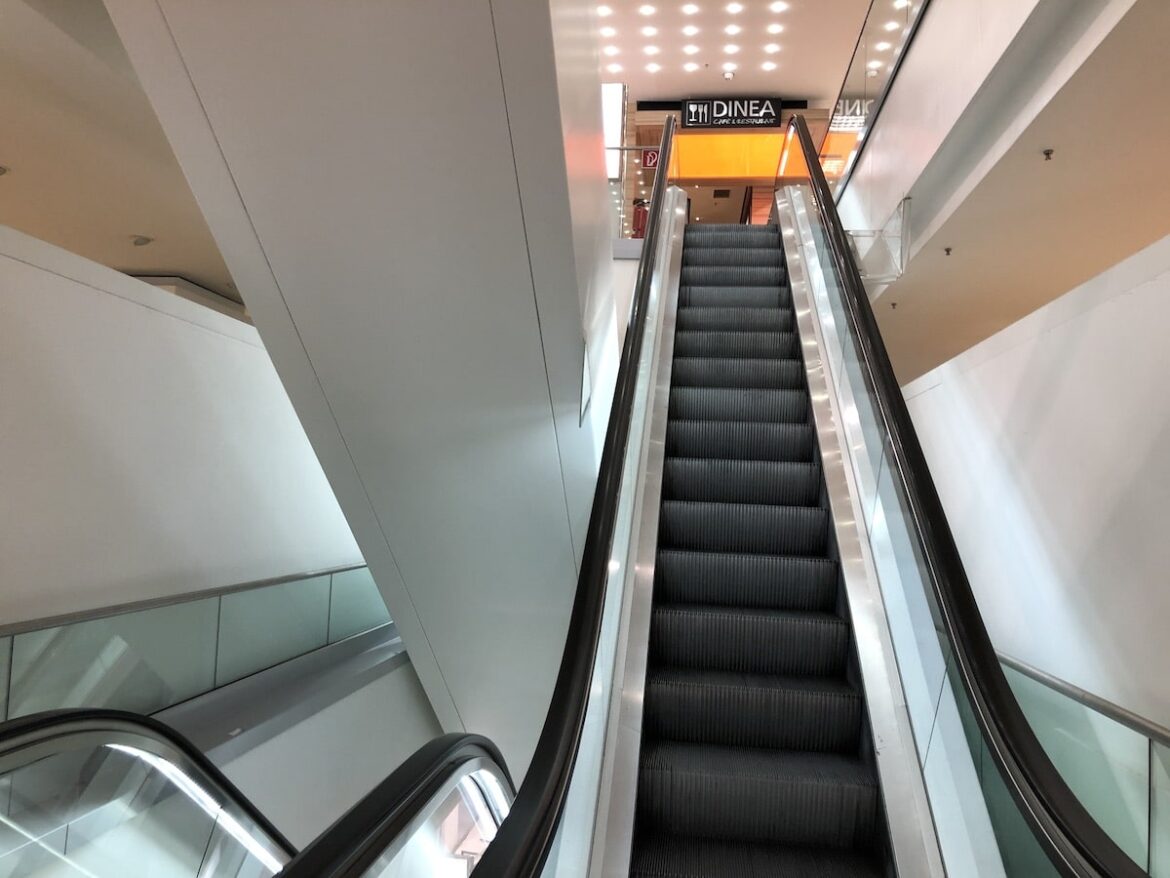 Rolltreppen führen ins Nirgendwo... ein paar Etagen sind schon geräumt