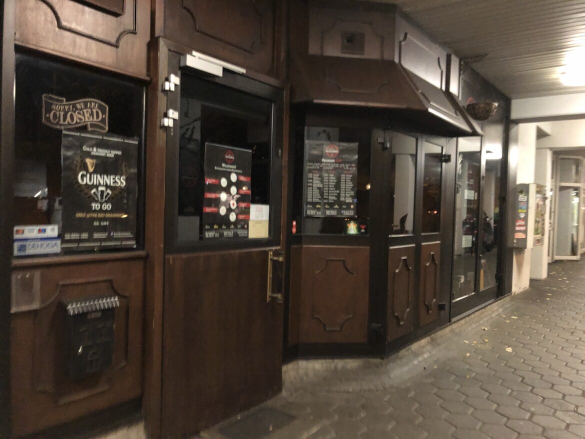 Das The Red Shamrock in der Dielingerstraße: Am Dienstag nach 23 Uhr die einzige noch geöffnete Kneipe in ganz Niedersachsen