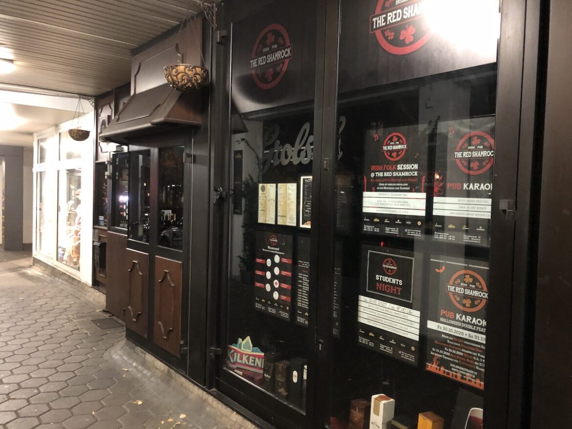 Das The Red Shamrock in der Dielingerstraße: Am Dienstag nach 23 Uhr die einzige noch geöffnete Kneipe in ganz Niedersachsen