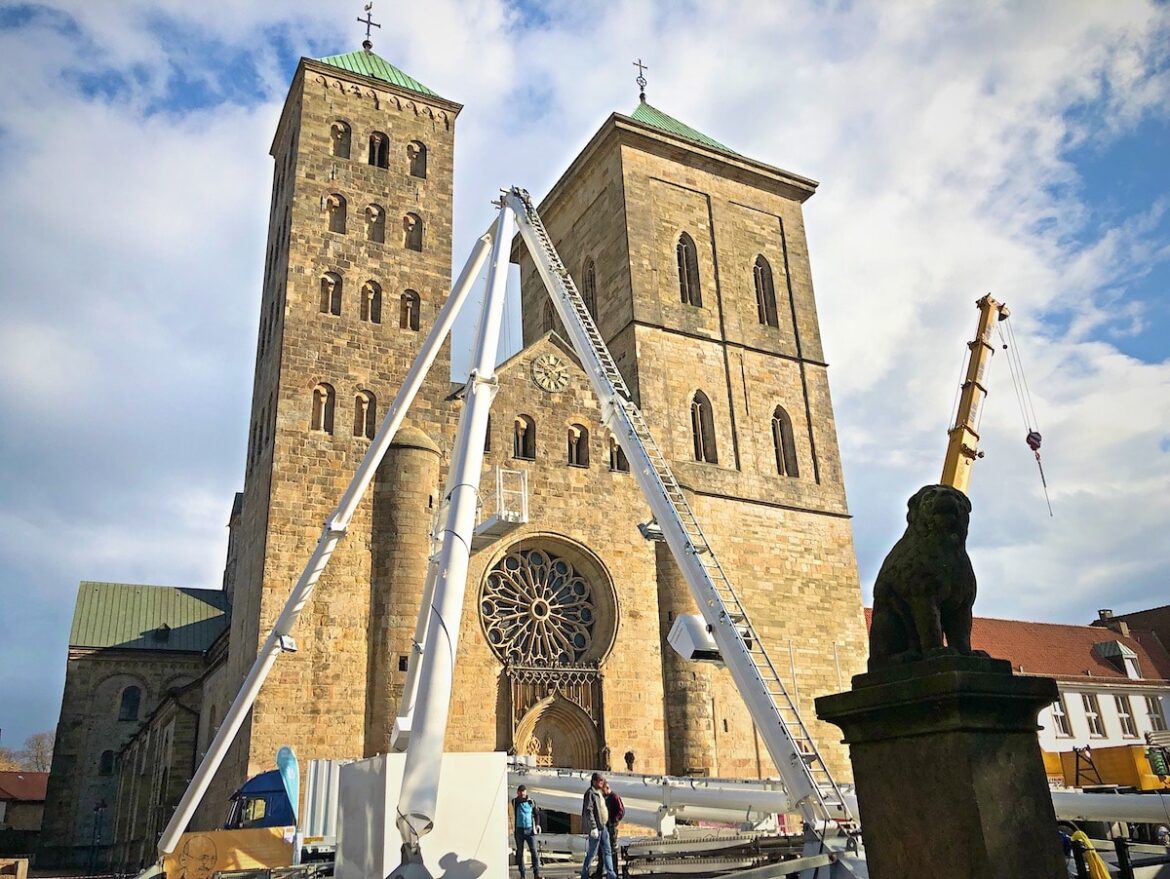 Aufbau des Riesenrads vor dem Dom in Osnabrück