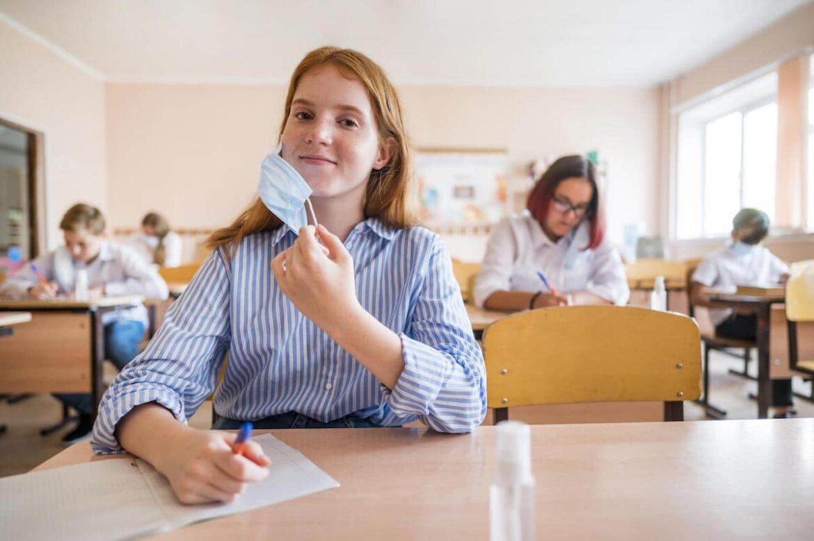 Schülerin mit Maske