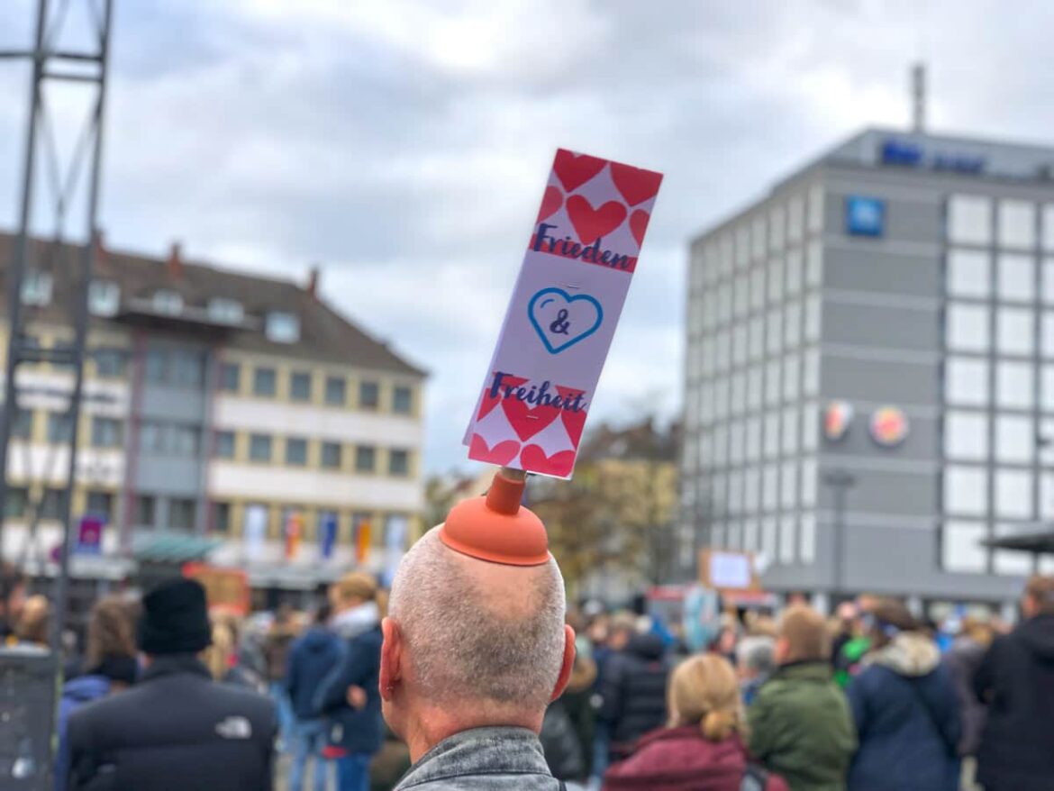 Mehrere hundert Teilnehmer bei der Kundgebung der Bürgerbewegung Osnabrück vor dem Hauptbahnhof in Osnabrück (31.10.2020)