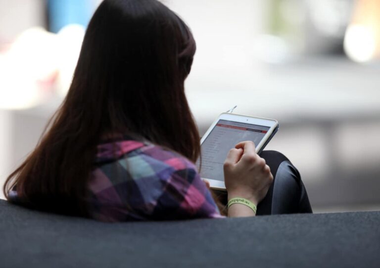 Frau mit E-Book