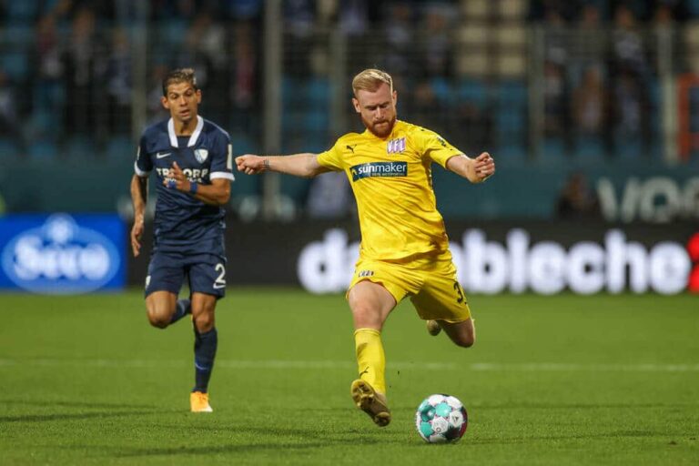 Cristian Gamboa (VfL Bochum) hinter Sebastian Kerk, Foto: imago images / RHR-Foto