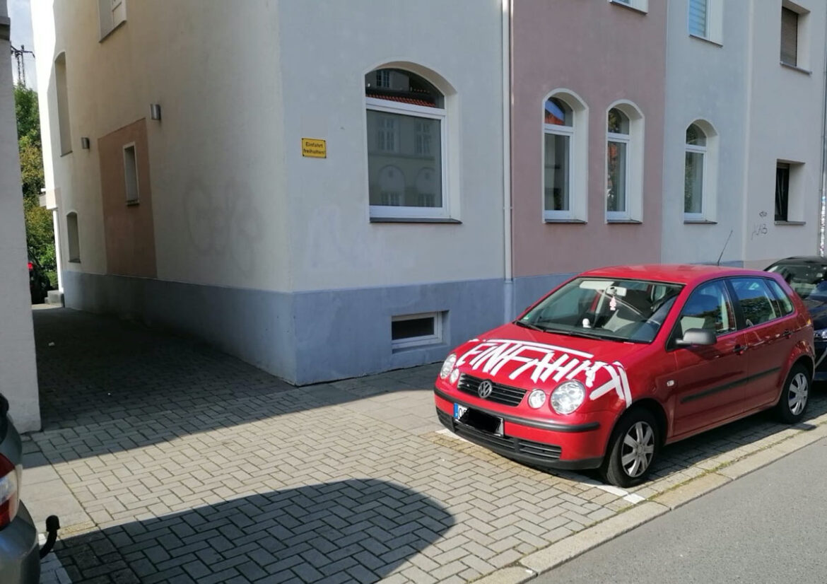 Das "zugetapete" Auto in der Klöntrupstraße