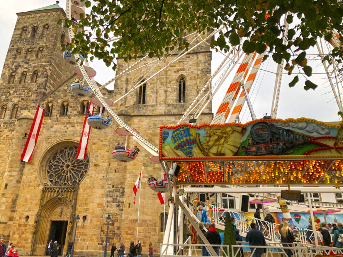 Riesenrad vor dem Dom in Osnabrück