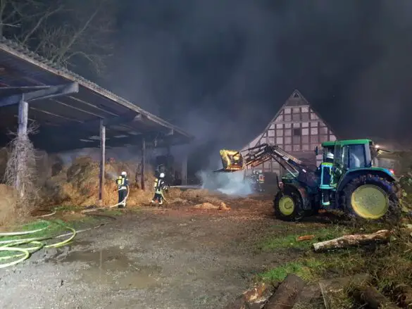 2020-11-14_Feuer-Brand-Strohlager-Bad-Essen-Landkreis-Osnabrueck-005 Brand eines Strohlagers in Bad Essen im Landkreis Osnabrück