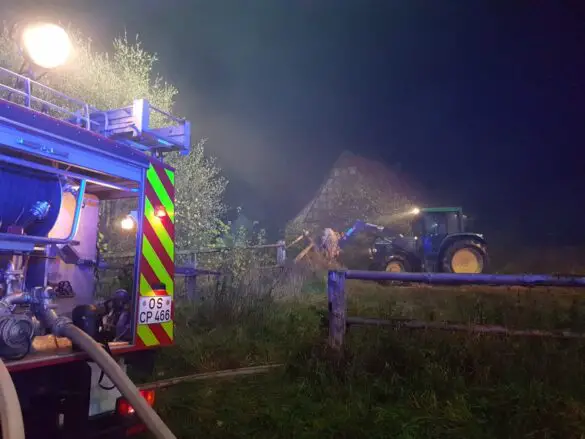 2020-11-14_Feuer-Brand-Strohlager-Bad-Essen-Landkreis-Osnabrueck-007 Brand eines Strohlagers in Bad Essen im Landkreis Osnabrück