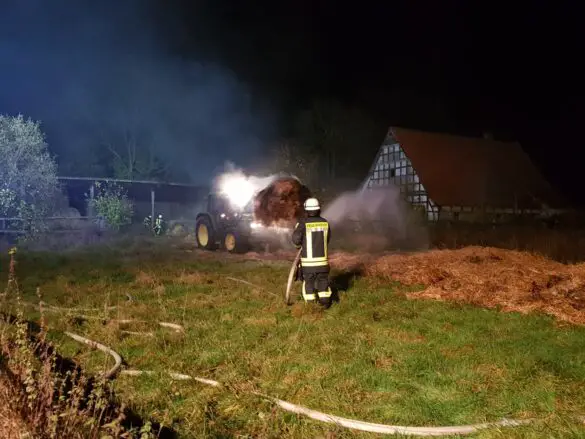 2020-11-14_Feuer-Brand-Strohlager-Bad-Essen-Landkreis-Osnabrueck-008 Brand eines Strohlagers in Bad Essen im Landkreis Osnabrück