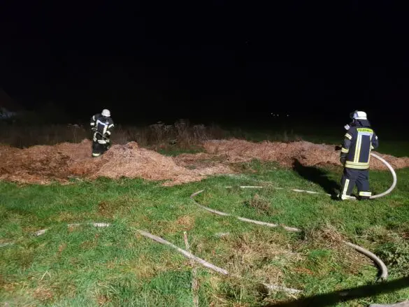 2020-11-14_Feuer-Brand-Strohlager-Bad-Essen-Landkreis-Osnabrueck-010 Brand eines Strohlagers in Bad Essen im Landkreis Osnabrück