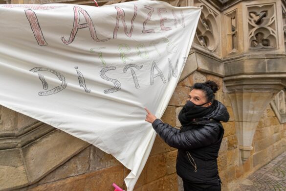 D1X21141 Kerstin Albrecht: "Tanzen trotz Distanz", Foto: Dieter Reinhard