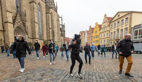 D1X21199 Kerstin Albrecht erläutert noch kurz die Hygieneregeln, dann geht es los, Foto: Dieter Reinhard