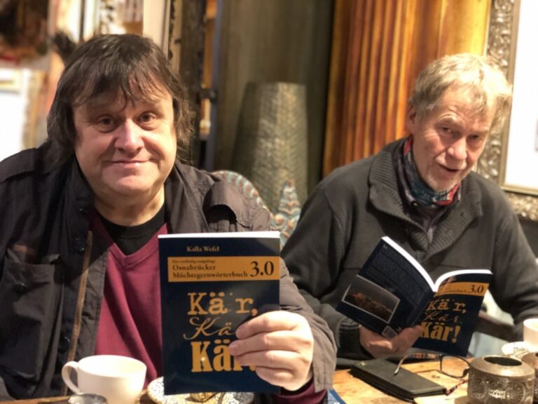 Kalla Wefel und Heiko Schulze (wie immer "links", also hier von sich aus gesehen) bei der Buchpremiere von "Kär, Kär, Kär!"