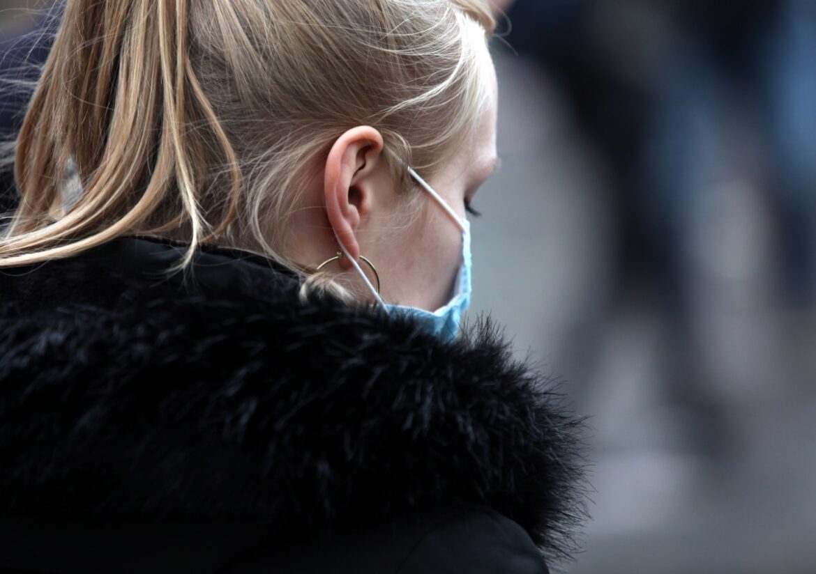 Frau mit Maske