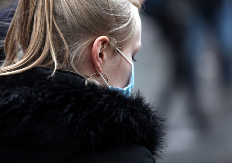 Frau mit Maske