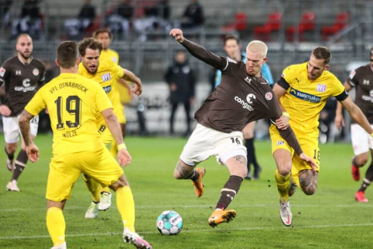 Simon Makienak (FC St. Pauli) - Maurice Trapp, Foto: imago images / Torsten Helmke