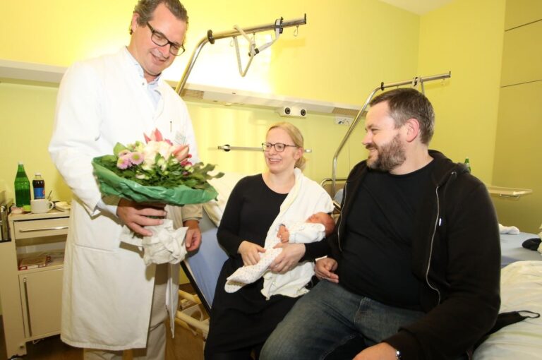 Foto: Dr. Dr. Yves Garnier freut sich mit der Familie Kettler über die Geburt von Karl Kettler