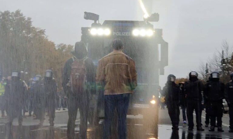 Wasserwerfer bei Corona-Demonstration