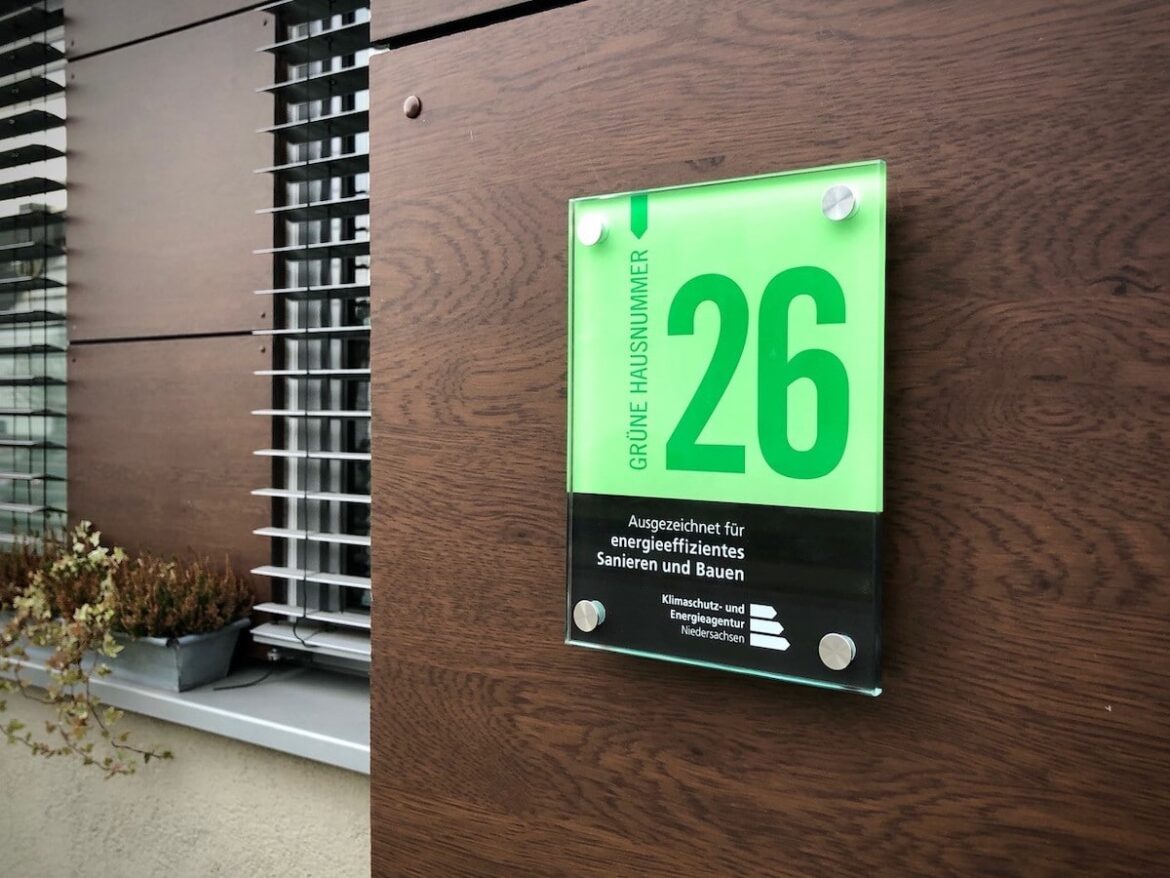 (Symbolbild) Grüne Hausnummer / Foto: Volker Holtmeyer