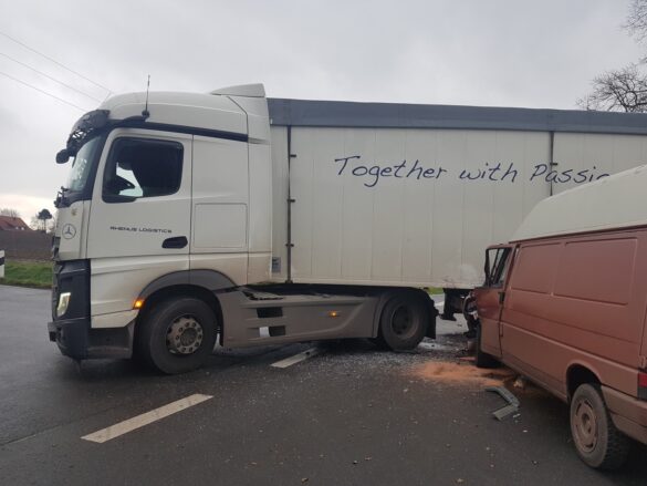 Van kracht gegen LKW im Landkreis Osnabrück
